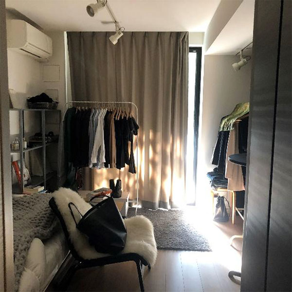 現在住んでいる部屋です。広くはないですが、一人暮らしには十分。
