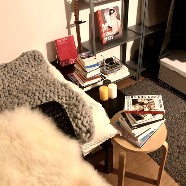 ファッション関係の書籍は実際に勉強の為にも読みますが、作品集などはインテリアとしても気に入っており、少しづづ集めています。