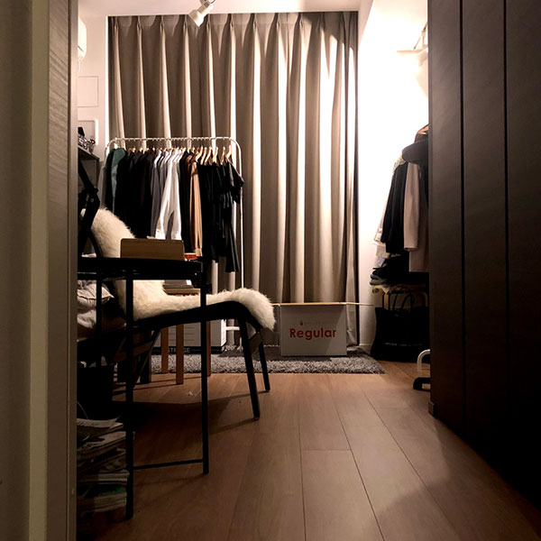 足の細い家具が好きで、かがんだアングルから見た時に立ち並ぶ足をよく眺めています。