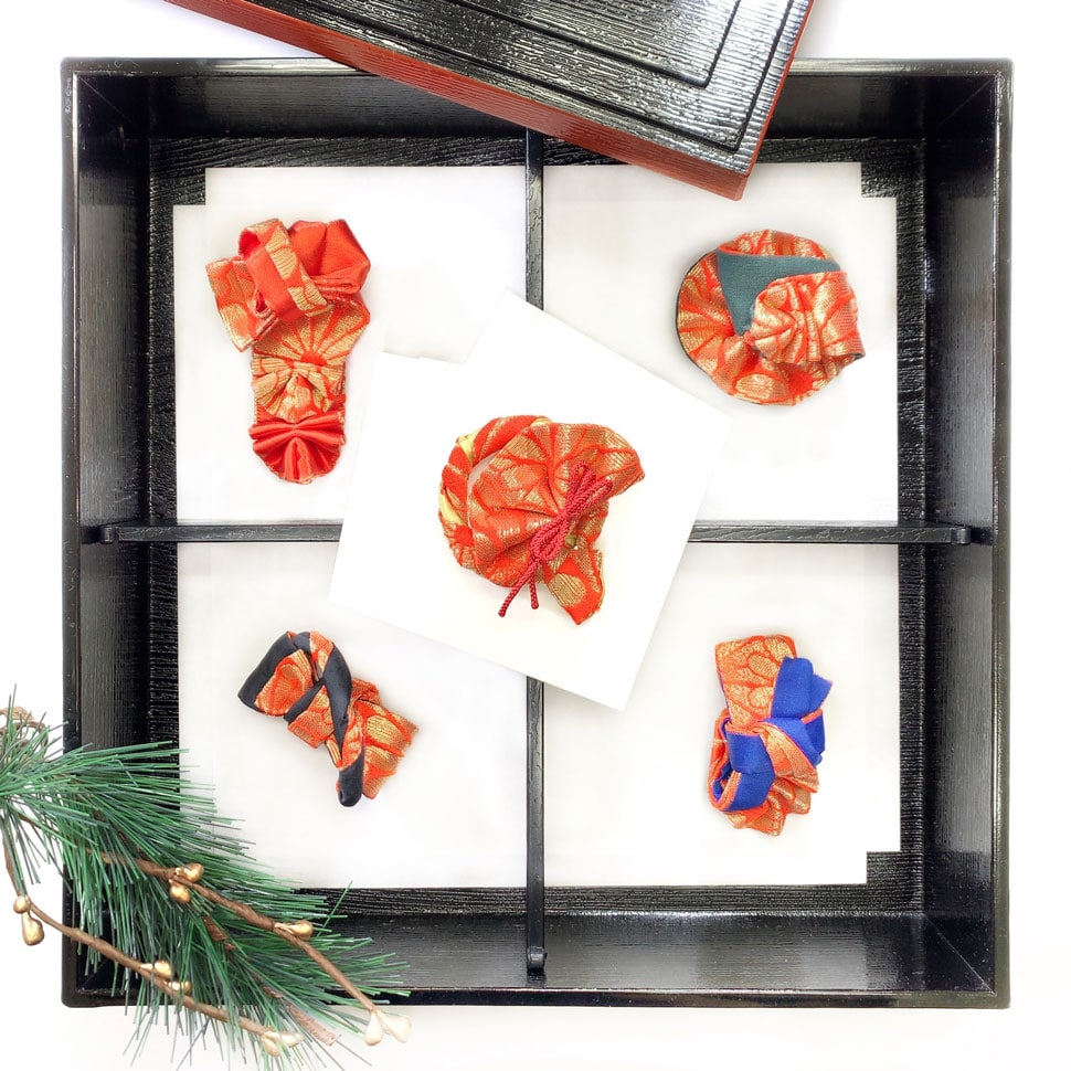 帯の端切れで作られたピアスやキーホルダーといったアクセサリー