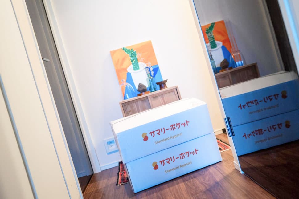 サマリーポケットのアパレルボックスに詰められて、集荷を待つ洋服たち