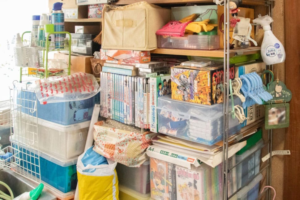 これまで好きになった作品の本やグッズがギッシリ。その他にも謎の小物や文房具など、全部仕分けしていくことに