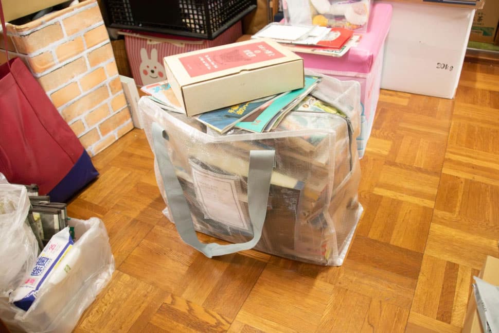 荷物の山の下から古本屋に持っていこうとしていた本の山を発見。すぐに手放すことに