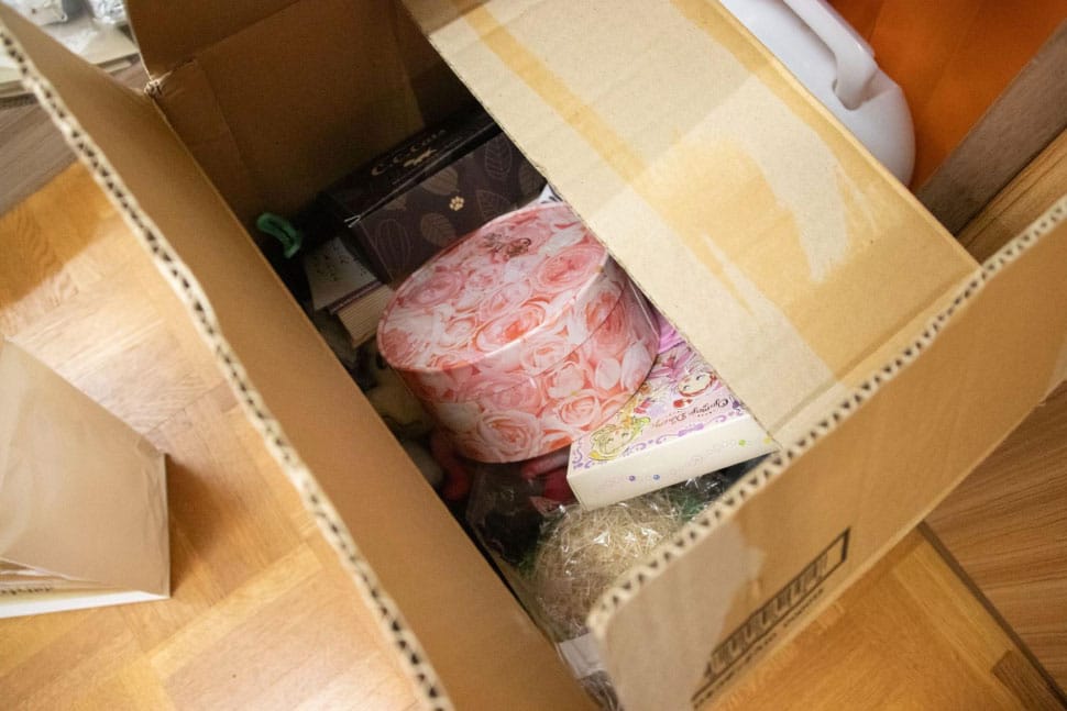 可愛いからととっておきたくなる箱や缶が大量に。使い道がないため写真だけ撮って手放していく