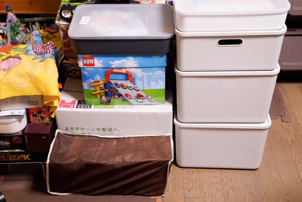 収納の横に積み上がっていく荷物たち